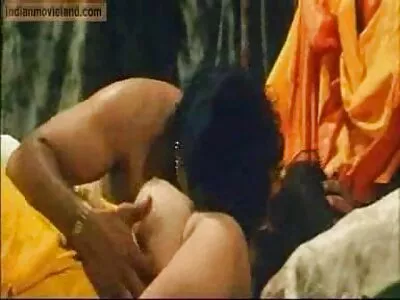 ಮುಖವಾಡ ಧರಿಸಿದ ಹುಡುಗಿ ಹಸ್ತಮೈಥುನ ಮಾಡುತ್ತಾಳೆ, ಹುಂಜ ಹೀರುತ್ತಾಳೆ ಮತ್ತು ಲೈಂಗಿಕ ಸಂಭೋಗ ಮಾಡುತ್ತಾಳೆ