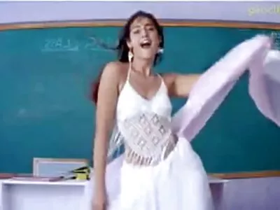 ಕನ್ನಡಕ ಹೊಂದಿರುವ ಹುಡುಗಿ ಹೀರುತ್ತಿದ್ದಾಳೆ