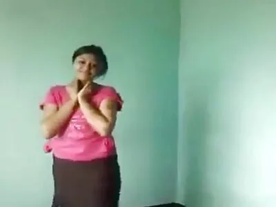 ಮೂರು ಹುಂಜಗಳ ವಿರುದ್ಧ ಒಂದು ಬಸ್ಟ್ ಶ್ಯಾಮಲೆ